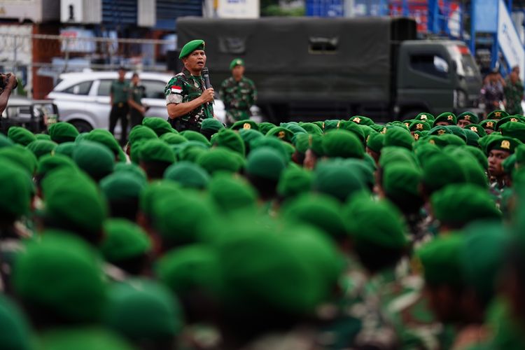 Pangdam XVII/Cenderawasih, Mayjen TNI Amrin Ibrahim saat memberikan arahan kepada ribuan prajurit TNI di Dermaga Replacement Pelabuhan Laut Jayapura, Kelurahan Numbay
