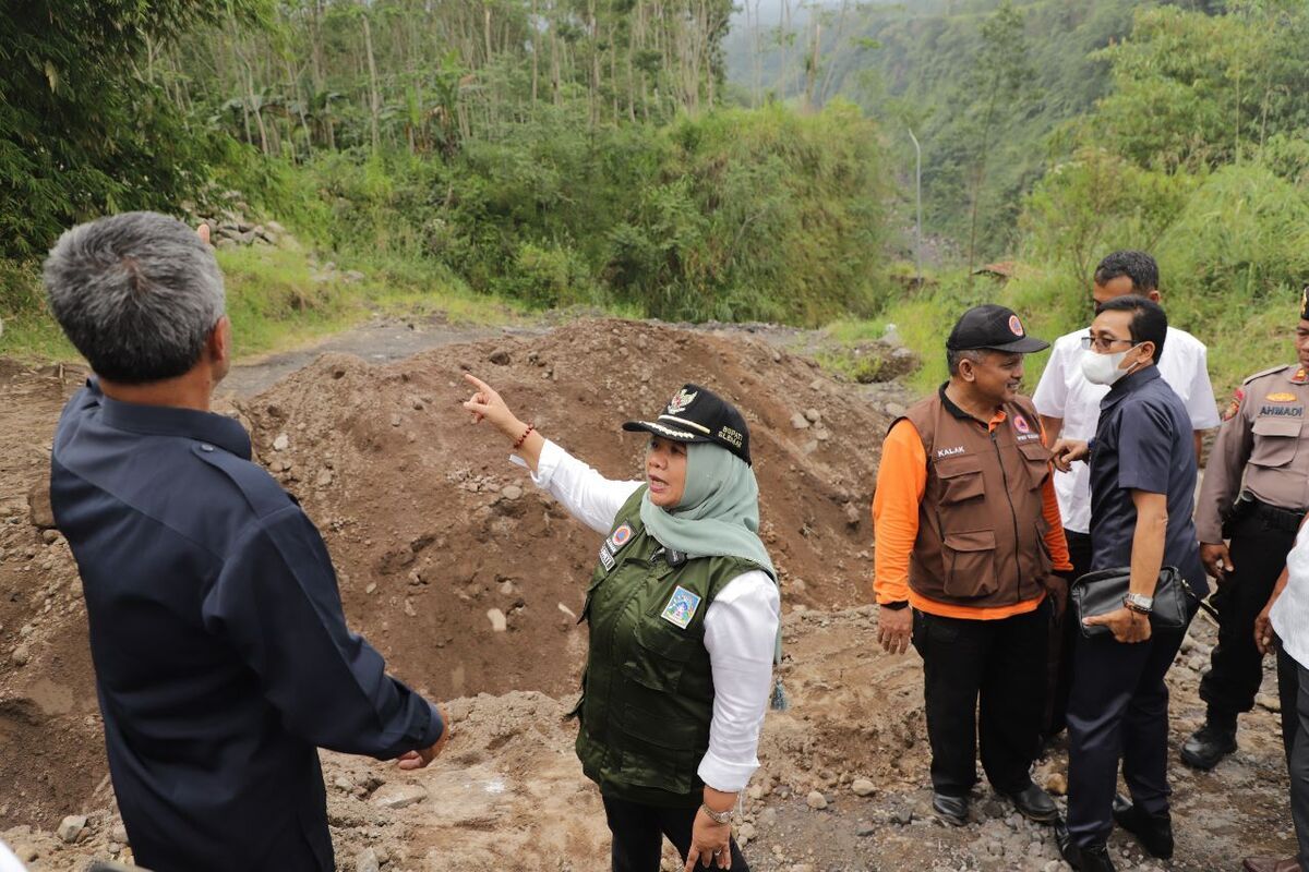 Bupati Sleman Kustini Sri Purnomo saat memantau lokasi tambang pasir di sungai yang berhulu di Gunung Merapi. (Foto Dokumentasi Humas Pemkab Sleman)
