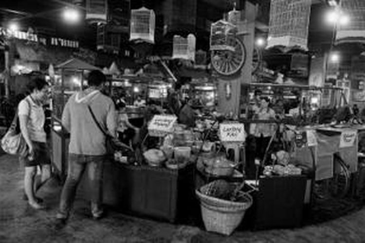D’Kampoeng di Surabaya Town Square menawarkan menu lokal, seperti lontong balap, lontong kupang, rujak cingur, juga semanggi suroboyo. Foto diambil beberapa waktu lalu.