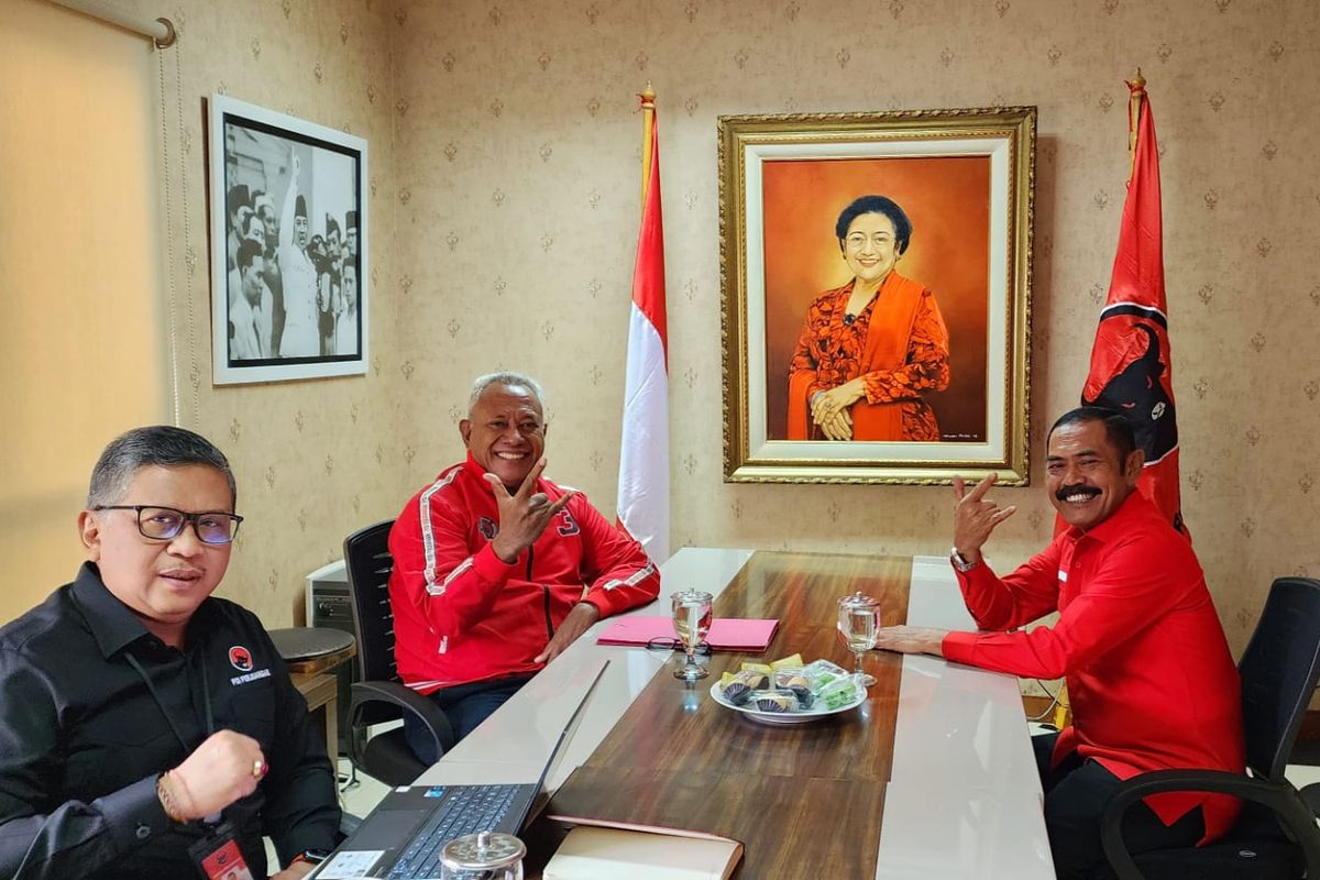 Sekjen PDI-P Hasto Kristiyanto, Ketua Bidang Kehormatan DPP PDI-P Komarudin Watubun dan Ketua DPC PDI-P Kota Surakarta FX Hadi Rudyatmo berfoto bersama di Kantor DPP PDI-P Jalan Diponegoro, Jakarta, Rabu (26/10/2022). Ketiganya bertemu dalam rangka klarifikasi pernyataan Rudy mendukung Ganjar Pranowo sebagai calon presiden (capres).