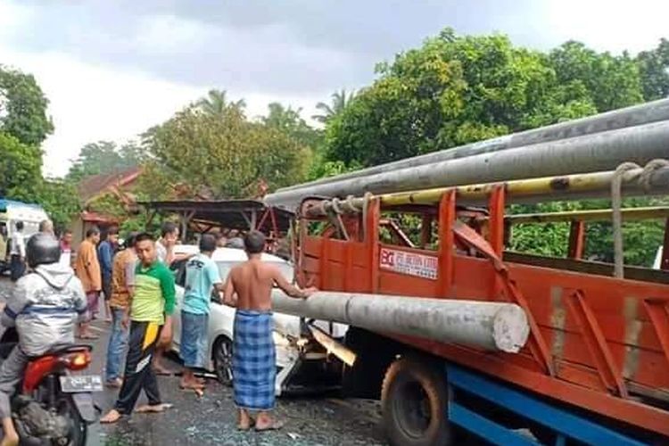 Satu beton listrik terlepas dari truk pengangkut dan menancap di mobil kecil yang berada di belakangnya di Jalan Raya Nasional Probolinggo, Lumajang, Jawa Timur, Kamis (5/12/2019).