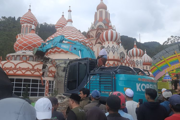 Ratusan warga menyerbu dan merangsek masuk ke dalam area wisata rekreasi Hibisc Fantasy Puncak Bogor, Jawa Barat, Jumat (7/3/2025). Warga yang berhasil masuk langsung menghancurkan bangunan wisata yang dikelola Badan Usaha Milik Daerah (BUMD) PT Jaswita Jabar.