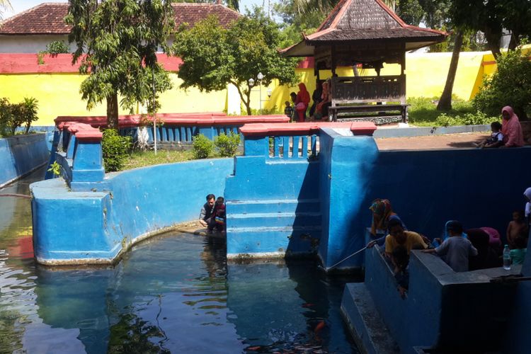 Sejumlah wisatawan cuci muka di pemandian Taman Sare Kraton Sumenep, Minggu (2/7/2017). Cuci muka di pemandian itu diyakini dapat membuat awet muda dan didekatkan dengan jodoh.