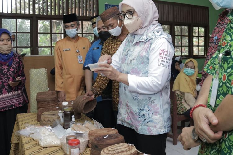 Kerajinan kopiah resam di Bangka Barat saat dipamerkan.