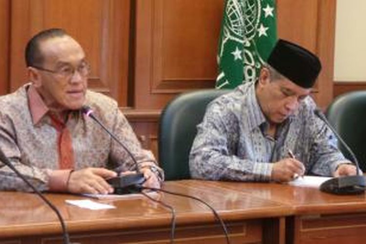 Ketua Umum DPP Partai Golkar Aburizal Bakri (kiri) dan Ketua Pengurus Besar Nahdlatul Ulama (PBNU)) Said Aqil Siradj (kanan) di kantor PBNU, Jakarta, Rabu (7/8/2013).