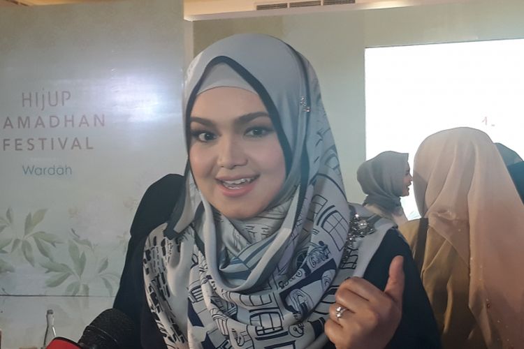 Siti Nurhaliza ketika dijumpai di Hijup Ramadhan Festival The Hall Senayan City, Jakarta, Jumat (9/6/2017).