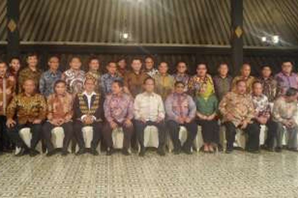 Plt Gubernur DKI Jakarta  Sumarsono bersama Sri Sultan HB X di Keraton Yogyakarta, Sabtu (14/1/2017)