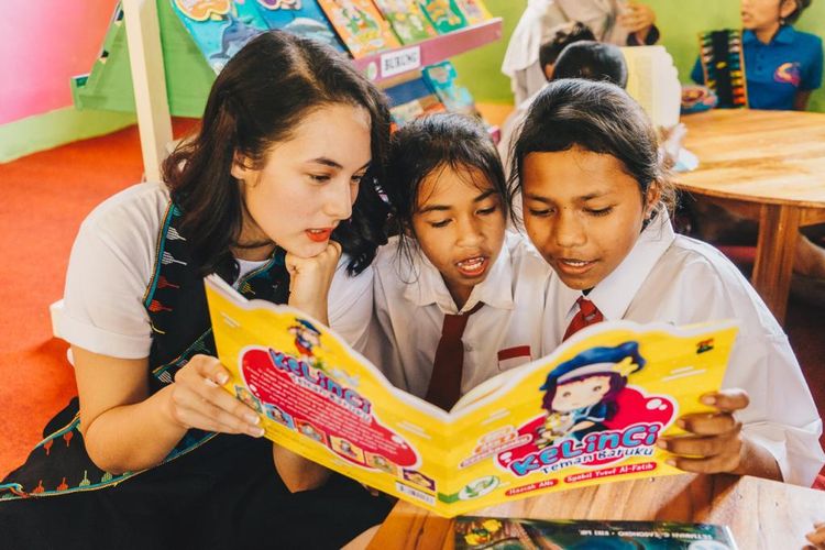 Chelsea Islan saat mendampingi belajar siswa Indonesia Timur.