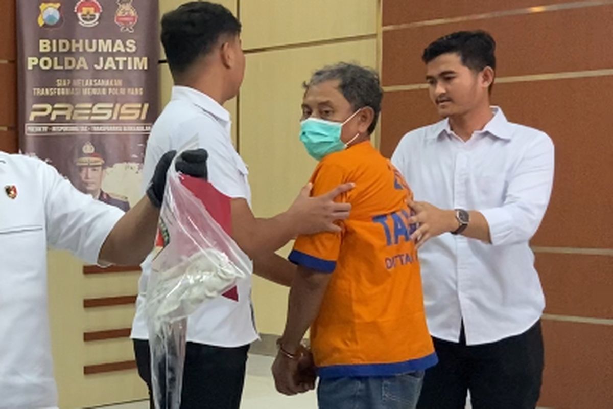 NK (60) tersangka dugaan kasus pencabulan anak di panti asuhan di Surabaya seorang pengangguran, Selasa (4/2/2025)
