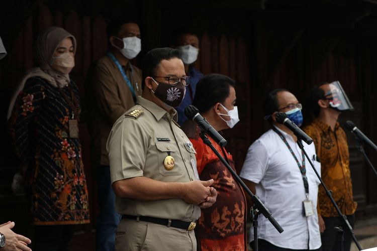 Gubernur DKI Jakarta, Anies Baswedan memberi sambutan usai menyaksikan proses vaksinasi Covid-19 di Sentra Vaksinasi KG di Bentara Budaya Jakarta, Palmerah Selatan, Jakarta Pusat, Senin (28/6/2021). Vaksinasi kerjasama Dewan Pers dan Kompas Gramedia ini bertepatan dengan HUT ke-56 Harian  Kompas. Target peserta vaksinasi sebanyak 10.000 pekerja media.