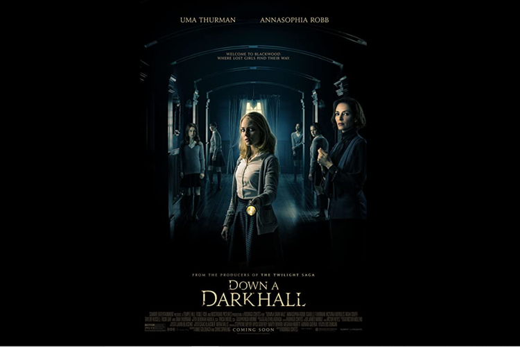 AnnaSophia Robb dan Uma Thurman dalam film horor Down a Dark Hall (2018).