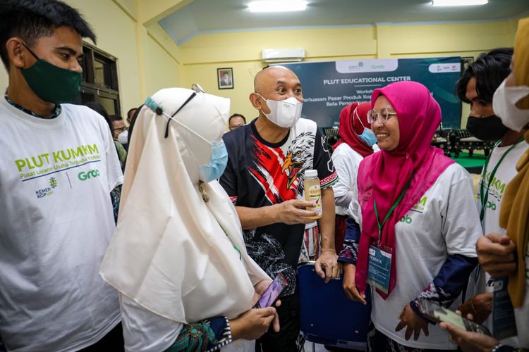 Menteri Koperasi dan Usaha Kecil Menengah, Teten Masduki menyapa pelaku UMKM di sela-sela acara Workshop Perluasan Pasar Produk Koperasi dan UMKM Melalui Bela Pengadaan dan PaDi UMKM di PLUT KUMKM Educational Center Lombok, Nusa Tenggara Barat, Kamis (17/3). 
