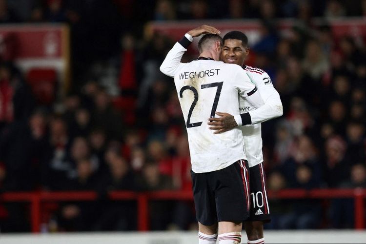 Pemain Man United, Wout Weghorst, merayakan gol dengan Marcus Rashford. Partai semifinal leg pertama Piala Liga Inggris Nottingham Forest vs Manchester United pada Kamis (26/1/2023) dini hari WIB menjadi milik Setan Merah.