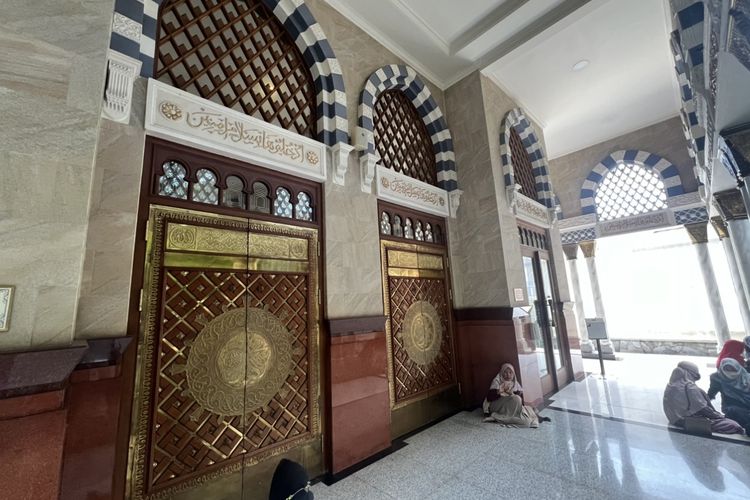 Masjid As Sofia yang berada di Kecamatan Bogor Tengah, Kota Bogor menyerupai Masjid Nabawi yang berada di Jalan R E Martadinata, Kecamatan Bogor Tengah, Kota Bogor, 