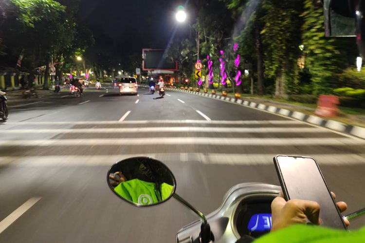 Situasi jalan di Surabaya usai aksi solidaritas untuk almarhum Affan Kurniawan yang berakhir ricuh, Jumat (29/8/2025) malam.