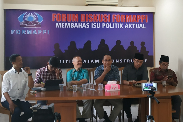 Direktur Diksi Indonesia Sebastian Salang dalam acara diskusi bertajuk Menakar Calon Kabinet Jokowi di Kantor Formappi, Jakarta, Kamis (11/7/2019). 