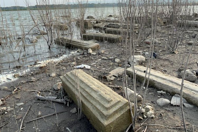 Air Waduk Gajah Mungkur Surut akibat Kemarau, Puluhan Makam Kuno Bermunculan
