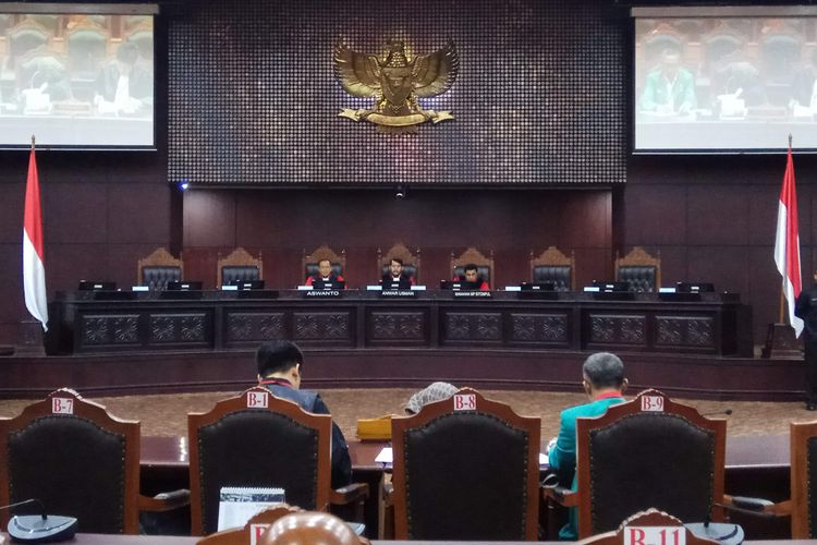 Kuasa hukum Partai Idaman, Heriyanto dan Mariyam Fatimah bersama Sekjen Partai Idaman Ramdansyah dalam sidang panel dengan agenda perbaikan permohonan uji materi. Sidang digelar di Mahkamah Konstitusi (MK) Jakarta, Senin (11/9/2017) dan dipimpin oleh wakil ketua MK Anwar Usman, didampingi oleh hakim konstitusi Aswanto dan Manahan MP Sitompul.