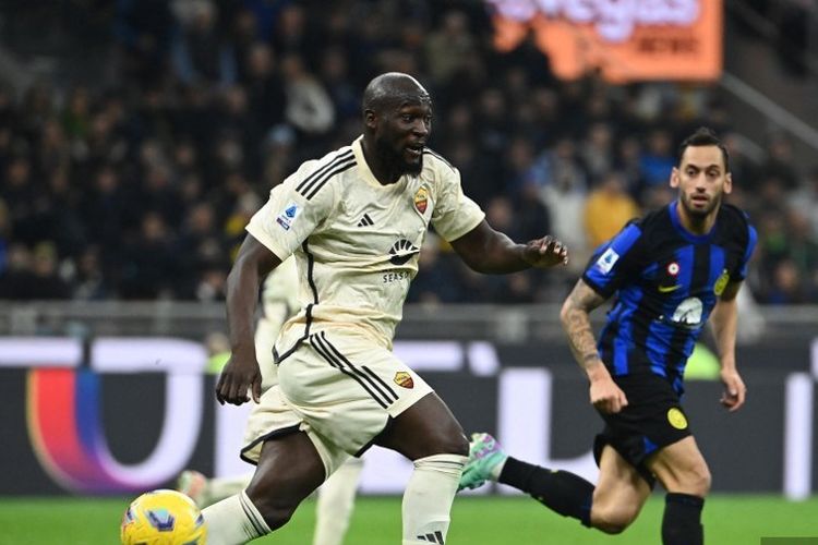 Aksi Romelu Lukaku dalam laga pekan ke-10 Liga Italia 2023-2024 antara Inter vs Roma di Stadion Giuseppe Meazza, 29 Oktober 2023. (Photo by Isabella BONOTTO / AFP)