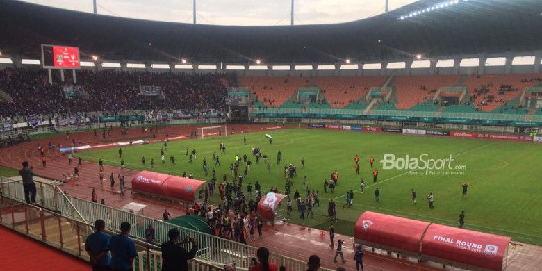 Suporter Persita Tangerang masuk ke lapangan saat berhadapan dengan Kalteng Putra pada final Liga 2 2018 di Stadion Pakansari, Cibinong, Selasa (4/12/2018).