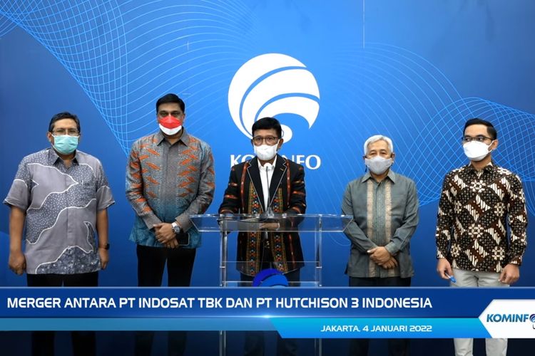 Menkominfo Johnny G. Plate (tengah) menampaikan persetujuan atas merger Indosat-Tri pada Selasa (4/1/2022). Salah satu yang turut hadir adalah Vikram Sinha selaku Direktur Utama Indosat Ooredoo Hutchison (nomor dua dari kiri).

