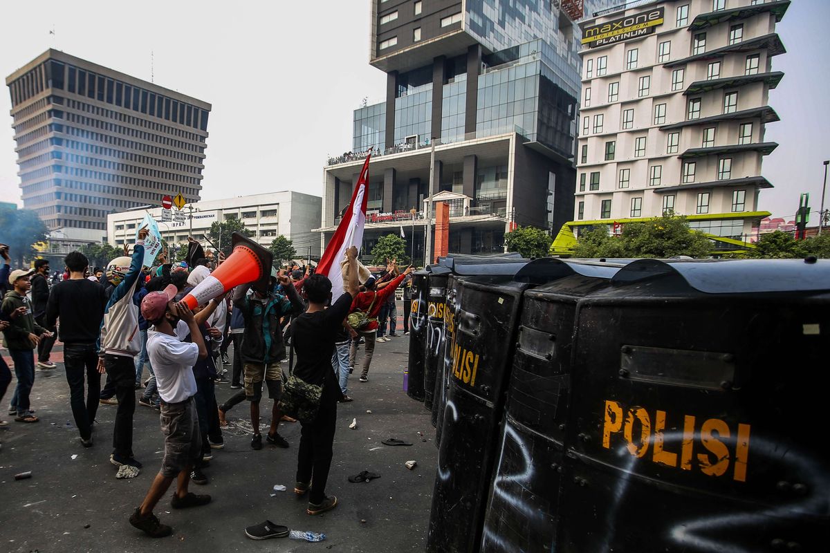 Kericuhan terjadi saat demonstrasi menolak UU Cipta Kerja di kawasan Istana Negara, Jakarta, Kamis (8/10/2020).