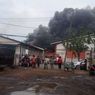 Gudang Lampu di Surabaya Terbakar, Petugas Sempat Kesulitan Padamkan Api