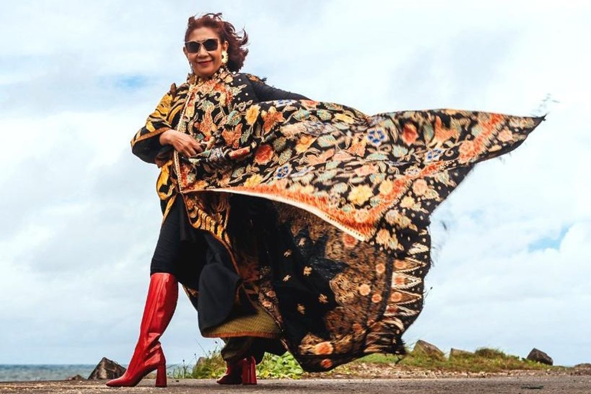 Susi Pudjiastuti mengenakan batik koleksi desainer kondang Anne Avantie. Sesi pemotretan dilakukan untuk meramaikan Hari Batik Nasional.