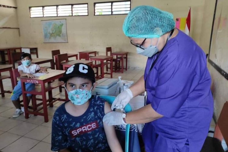 Vaksin anak anak usia 6-11 tahun mulai dilakukan di Kota Ambon, Selasa (11/1/2022)