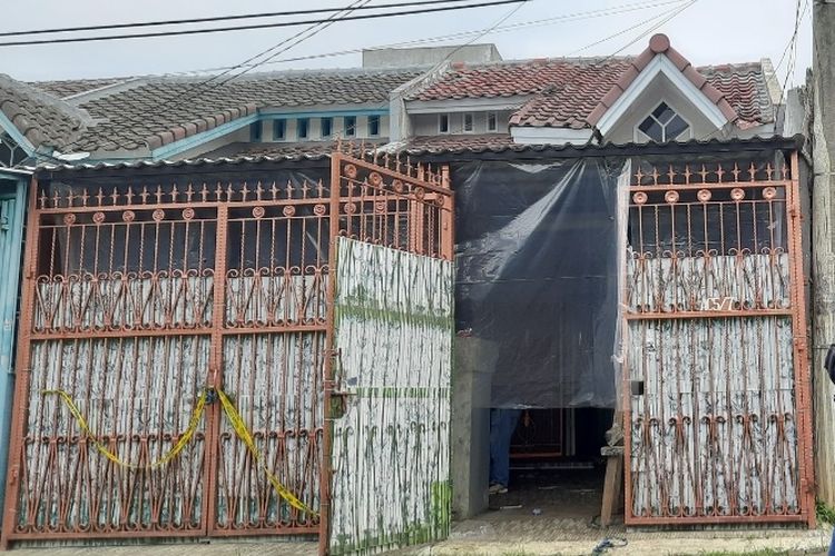 Polisi melakukan olah tempat kejadian perkara (TKP) satu keluarga yang tewas di dalam sebuah rumah di Citra Garden 1, Kalideres, Jakarta Barat. Pantauan di lokasi, Minggu (13/12/2022) siang, jajaran Kepolisian Sektor Kalideres tiba sekitar pukul 12.15 WIB.