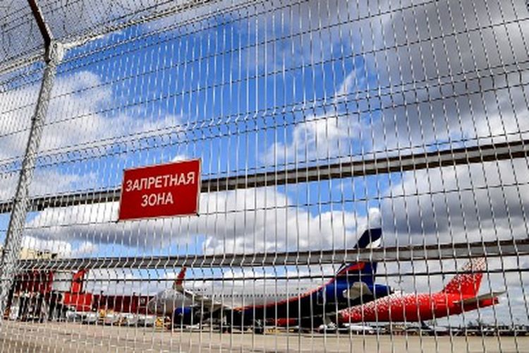 Dalam file foto ini diambil pada 4 April 2020, sebuah pesawat Aeroflot terlihat di balik pagar di bandara Sheremetyevo Moskow. 
