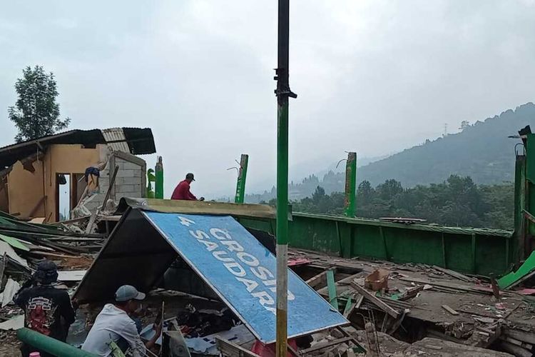 Kondisi 331 lapak bangunan pedagang kaki lima (PKL) yang berdiri tanpa izin di sepanjang jalur Puncak Bogor, Jawa Barat, sudah dibongkar sejak Senin (24/6/2024). Kini, hanya menyisakan puing sisa pembongkaran.