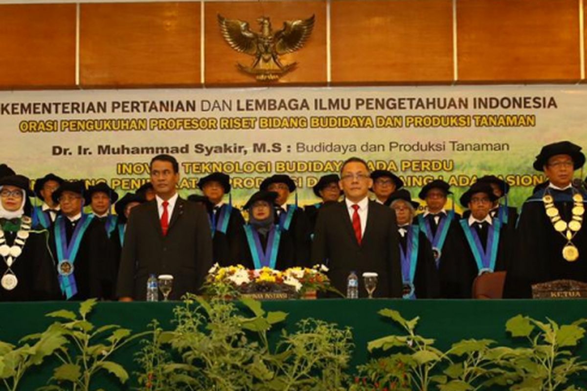 Menteri Pertanian (Mentan) Amran Sulaiman (di depan, dua dari kiri) menghadiri acara pengukuhan Kepala Balitbangtan Muhammad Syakir (di depan, satu dari kanan) sebagai Profesor Riset Kementerian Pertanian ke-132, di Kampus Penelitian Pertanian, Bogor, Senin (15/10/2018). 