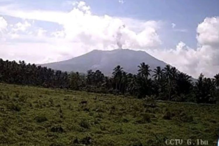 Foto aktivitas erupsi Gunung Ibu di Pulau Halmahera, Maluku Utara, Rabu (11/10/2023).