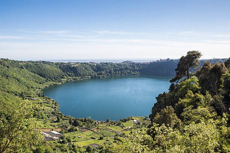 ilustrasi daftar 5 danau terbesar di dunia.