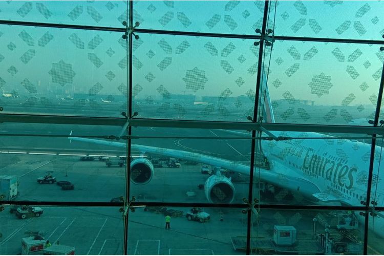 Sebuah pesawat dari maskapai Emirates terparkir di Dubai International Airport (DXB) pada pagi hari.