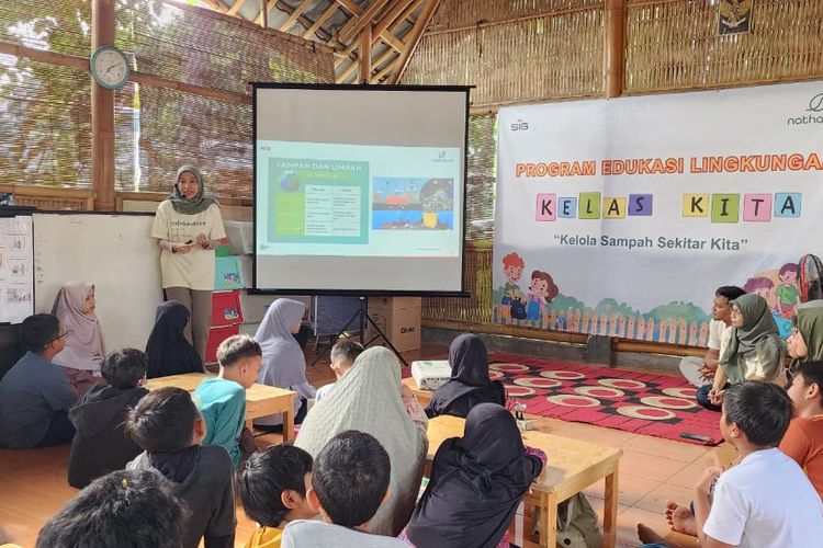 Kelas Kita, program edukasi pengenalan sampah dan pengelolaannya di Sekolah SAI Cibinong yang digelar PT Solusi Bangun Indonesia (Persero) Tbk, Kamis (10/1/2024).