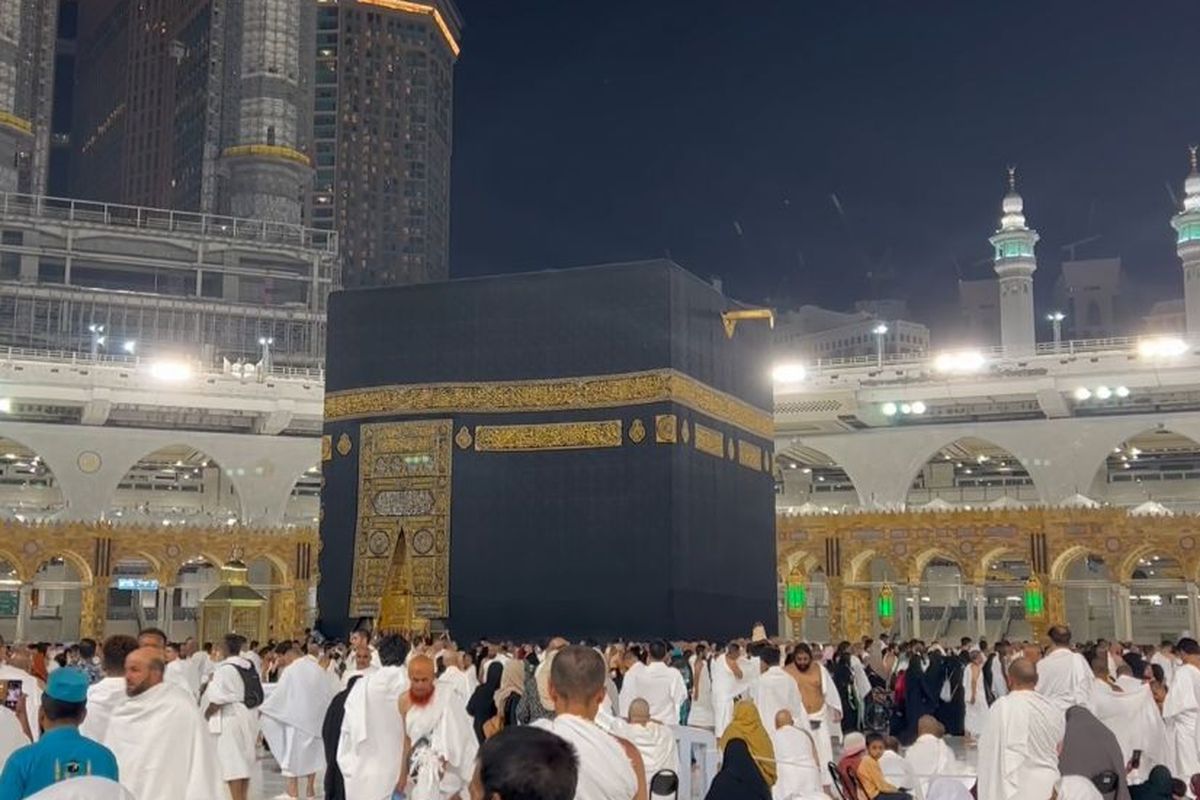 Petugas Penyelenggara Ibadah Haji (PPIH) meminta jemaah haji untuk makan tepat waktu agar makanan tidak keburu basi.