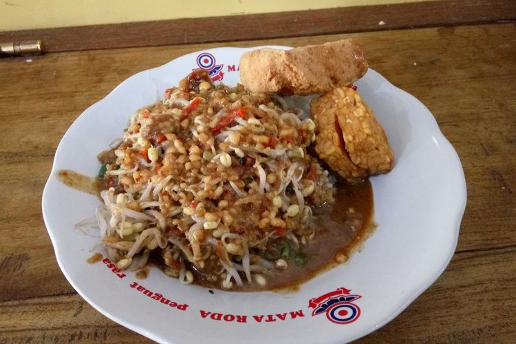 Menu sego pecel atau nasi pecel di Warung Sego Pecel atau SGPC Bu Wiryo di kawasan Selokan, Yogyakarta. Warung ini merupakan legenda di kalangan para alumni Universitas Gadjah Mada (UGM).