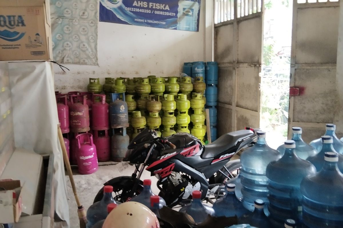 Gas 3 kilogram masih kosong di sejumlah pengecer di Kota Bandung.