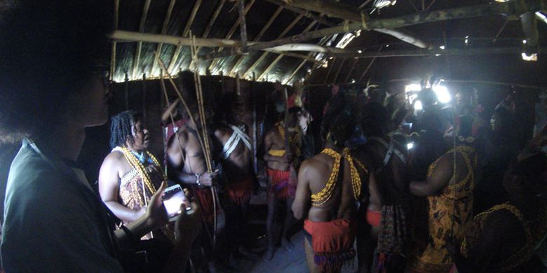 Suku Arfak berada di rumah tradisional, Rumah Kaki Seribu di Distrik Menyambouw, Kabupaten Pegunungan Arfak, Papua Barat, Kamis (16/8/2018). Sebelumnya, Suku Arfak melakukan Tarian Tumbuk Tanah menyambut kedatangan tim Ekspedisi Bumi Cenderawasih Mapala UI.
