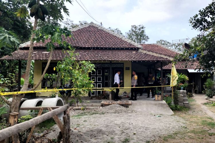Rumah di Desa Bacem, Kecamatan Ponggok, Kabupaten Blitar, dimana kerangka manusia ditemukan di bawah lantai kamar, Selasa (21/11/2023)