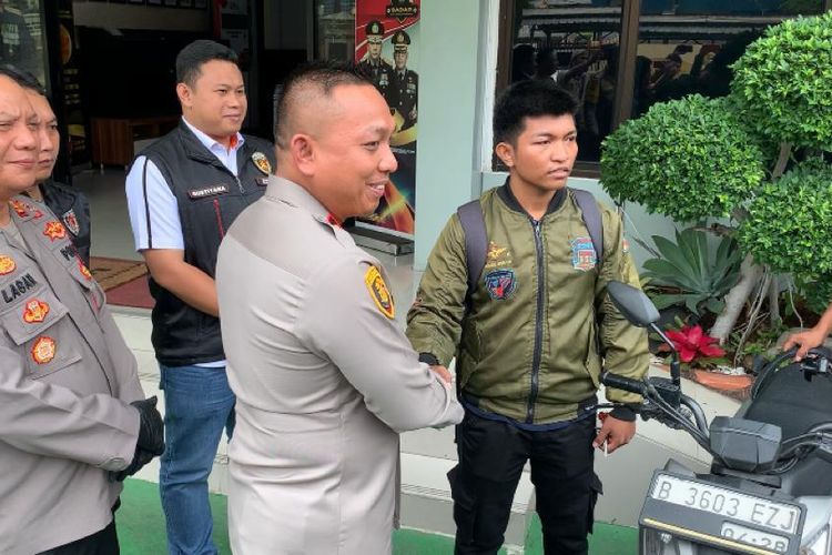 Putra (20), warga Pademangan Timur, Jakarta Utara, tak bisa menyembunyikan kebahagiaan saat sepeda motor miliknya yang sempat dicuri berhasil dikembalikan polisi, Senin (15/1/2024).