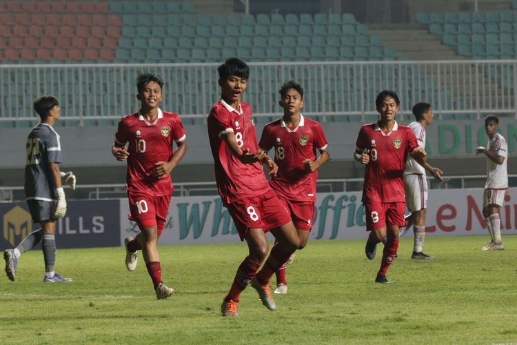 Pemain timnas U17 Indonesia berselebrasi usai membobol gawang pemain timnas U17 Uni Emirat Arab pada laga Kualifikasi Piala Asia U17 2023 di Stadion Pakansari, Kabupaten Bogor, Rabu (5/10/2022). Indonesia menang dengan skor 3-2. Sebagai tuan rumah, Indonesia dipastikan masuk pot 1 dan Grup A pada drawing Piala Dunia U17 2023.