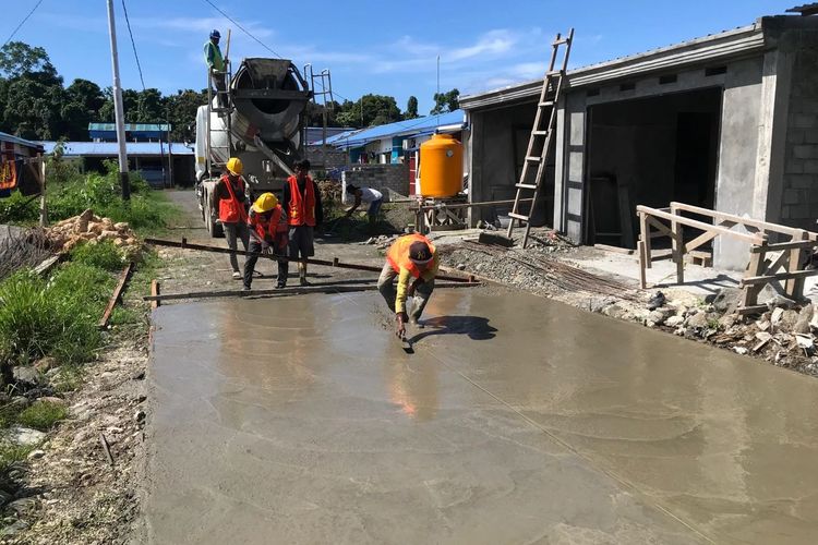 Pelaksanaan bantuan Prasarana, Sarana, dan Utilitas Umum (PSU) perumahan berupa pembangunan jalan lingkungan.