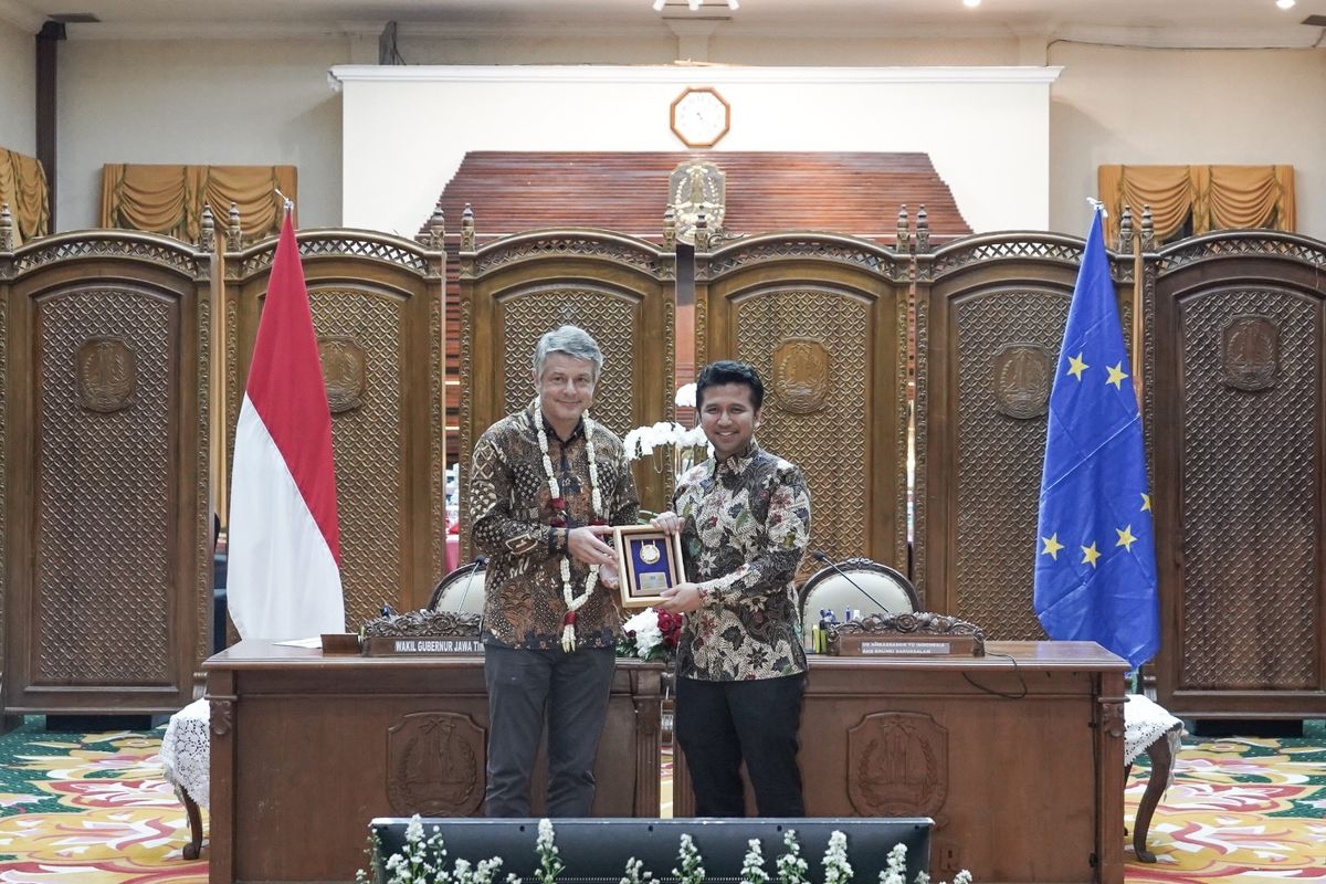 H.E. Denis Chaibi, Duta Besar Uni Eropa untuk Indonesia (kiri) bertukar cinderamata dengan Emil Elestianto Dardak, Wakil Gubernur Jawa Timur, sebagai simbol penguatan kerja sama dalam bidang ketahanan pangan pada pertemuan terkait SWITCH-Asia Low Carbon Rice Project antara Tim Eropa dan Pemerintah Provinsi Jawa Timur di Gedung Negara Grahadi, Surabaya, Jawa Timur pada hari Selasa (1/7) 
