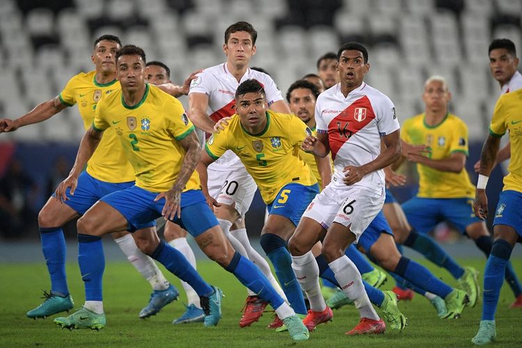 (Kiri ke kanan depan) pemain Brasil Danilo, Casemiro, dan pemain Peru Marcos Lopez menunggu bola dalam laga semifinal Copa America 2021 Brasil vs Peru di Stadion Nilton Santos di Rio de Janeiro, Brasil, pada 5 Juli 2021.