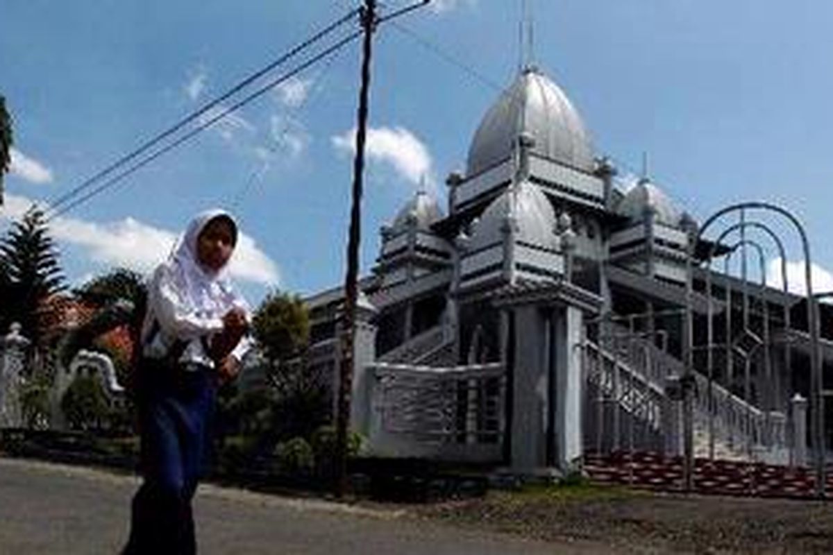 Bocah melintas di depan Masjid Ahmadiyah An-Nur, Desa Manislor, Kecamatan Jalaksana, Kabupaten Kuningan, Jawa Barat, Jumat (30/7/2010).