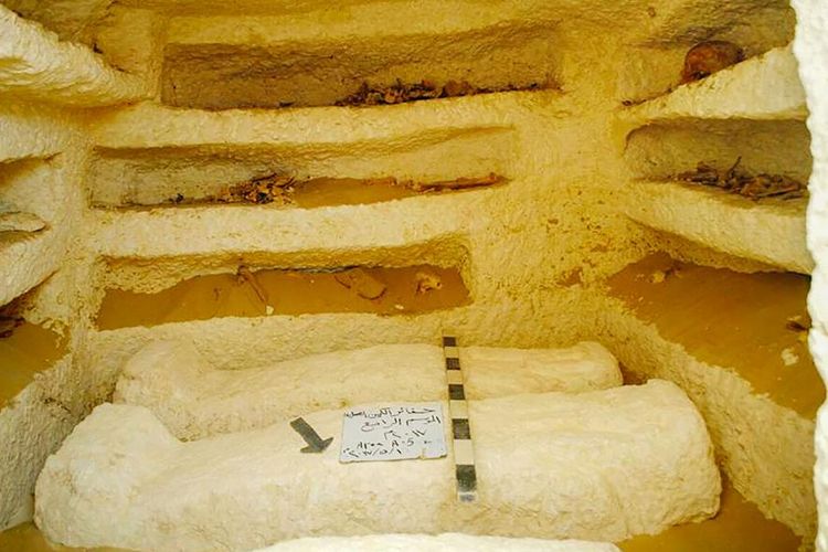 Kementerian Kepurbakalaan Mesir mengatakan bahwa para arkeolog telah menemukan tiga makam yang berusia lebih dari 2.000 tahun, dari Periode Ptolemeus.