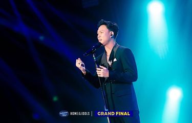 Kontestan Indonesian Idol XIII, Fajar Nurdiansyah, berduet dengan penyanyi Raisa menyanyikan lagu Biar Menjadi Kenangan di babak grand final, Senin (12/9/2025).